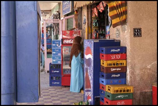 Vrouw voor winkel - Hurghada Egypte